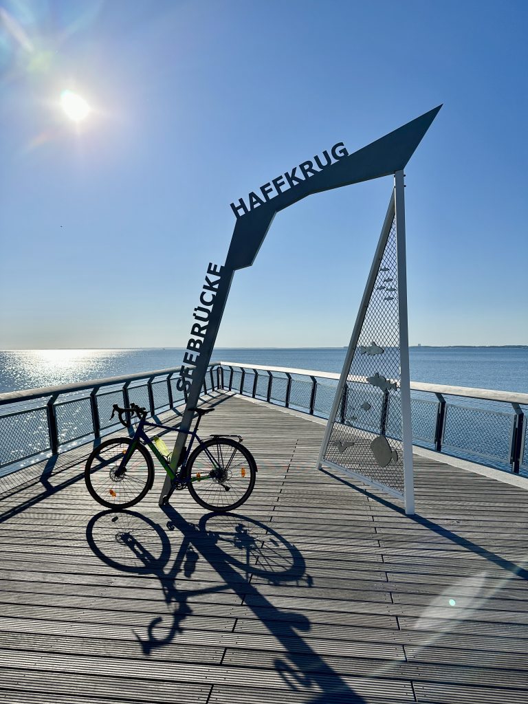 Mein Gravel Bike auf der Seebrücke in Haffkrug an der Ostsee.