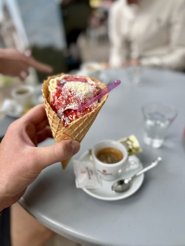 Spaghetti-Eis aus der Tüte bei „A. Cini Eiscafe“ in Plön mit Espresso