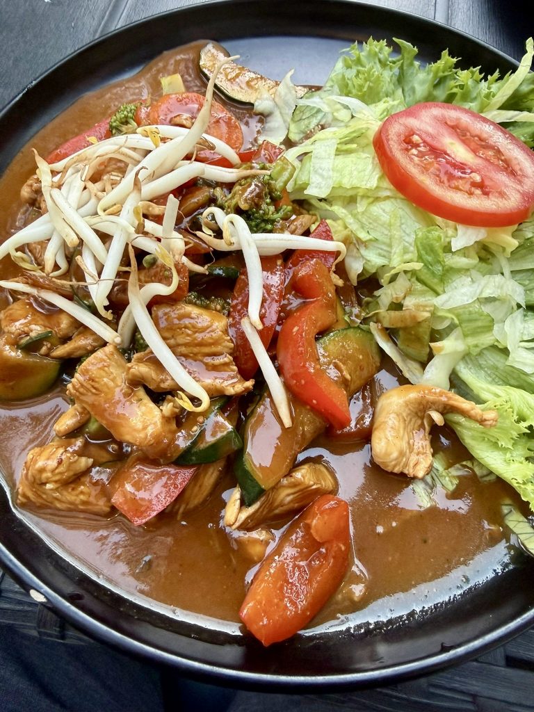 Pad Thai Restaurant Lübeck Hähnchen mit Gemüse, Reis in einer cremigen Erdnuss-Sauce