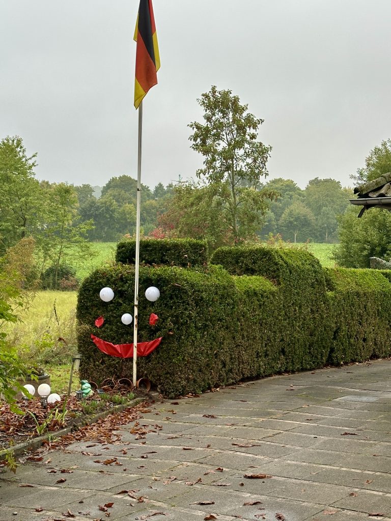 Lustige Hecke als Lokomotive 