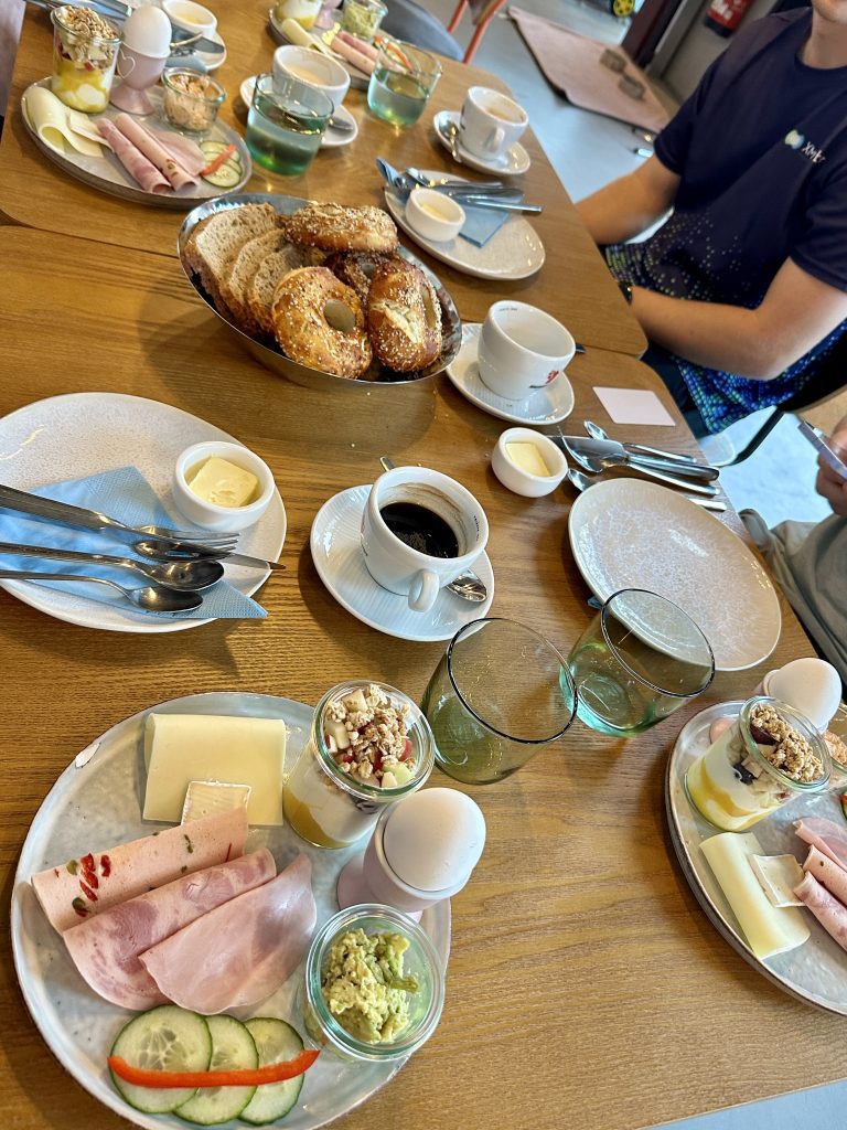 Frühstück im elferroms Hotel