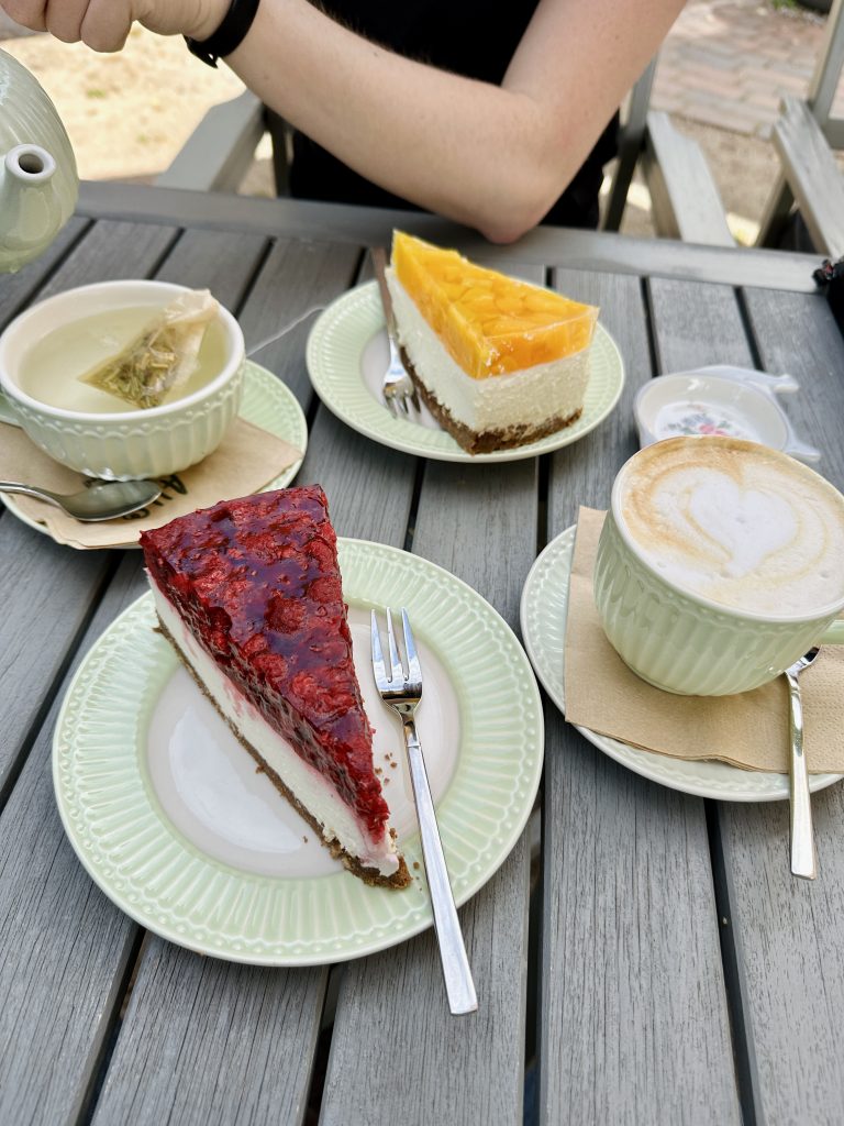 Café Enehus Himbeer Nougat Crunch Torte, Cappuccino, Zitronengras Tee, Pfirsich Nougat Crunch Torte, Einhaus