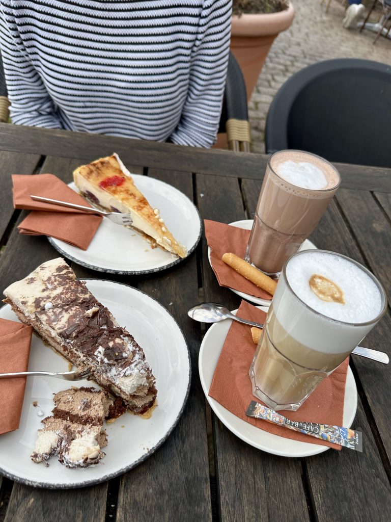 Kaffee & Kuchen im Café Bar & Celona in Lübeck am Hafen