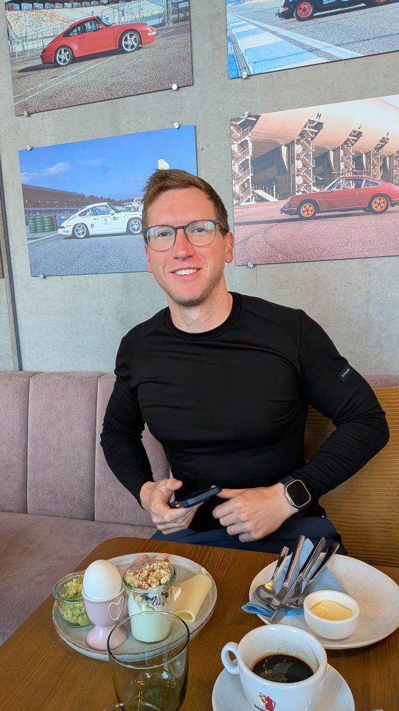 Ich beim Frühstücken im elferroms Hotel