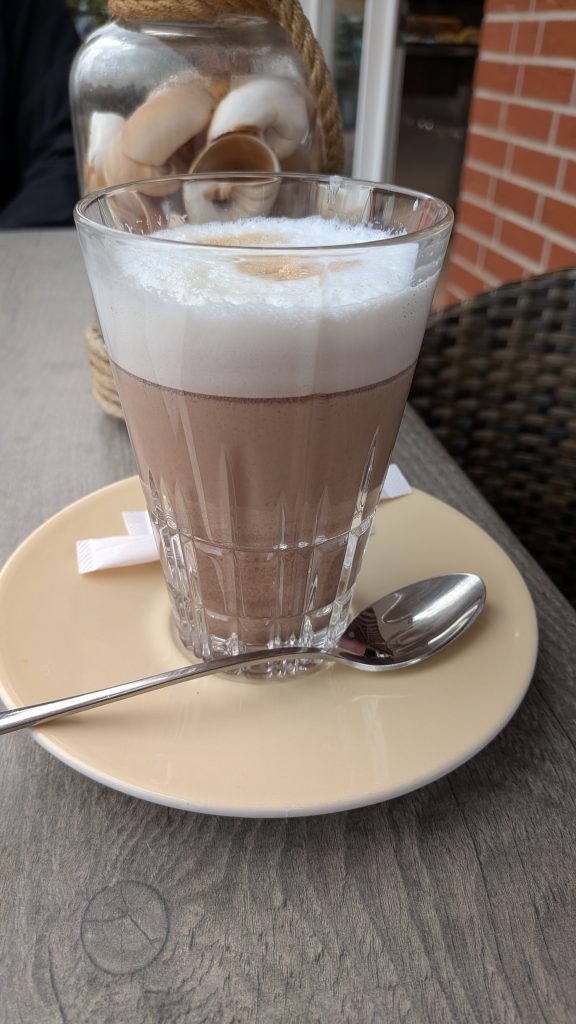 Schoko Cappuccino im Café Crema in Lauenau