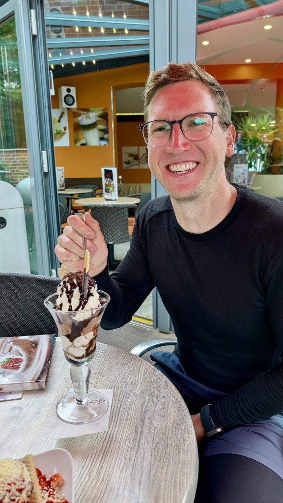 Ich beim Essen eines Schokoladeneisbechers in Winsen (Aller) bei Beninca