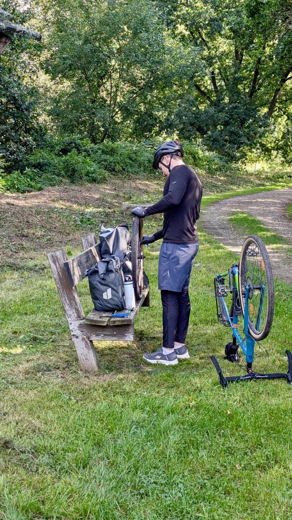 Platten / Panne / Reparatur am Fahrrad auf der Alten Salzstraße 
