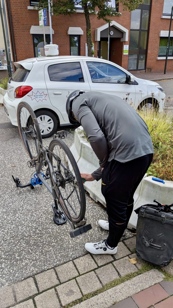 Platten / Panne / Repartur am Fahrrad in Mölln beim Eiscafé Paradiso