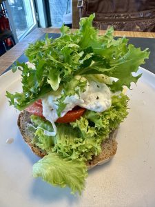 Egg Benedict mit Avocado und frischem Brot im Uter Café