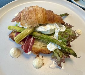 Egg Benedict mit Miso-Croissant im Uter Café