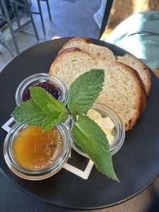 Süßes Frühstück mit Hefezopf im Uter Café