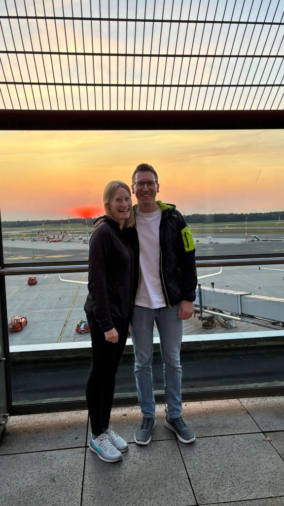 Alina und ich auf der Aussichtsplattform am Hamburger Flughafen vor dem Rollfeld
