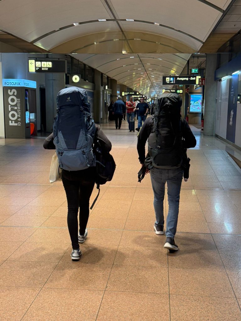 Unser Sabbatical beginnt in Hamburg am Flughafen mit einem emotionalen Abschied