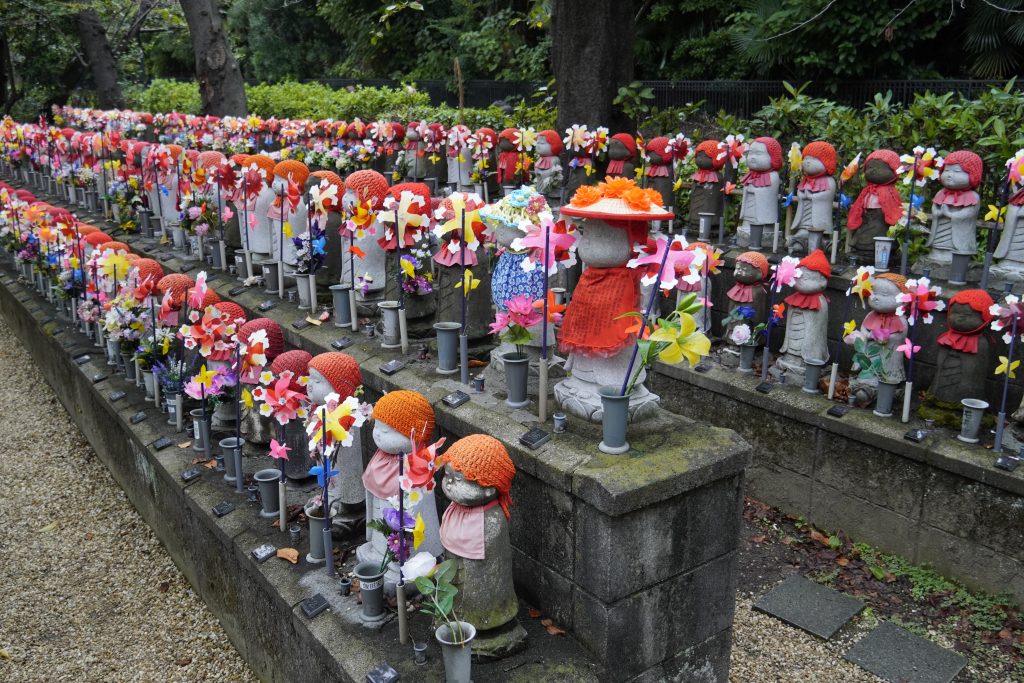 Figuren im Garten vom Zojo-ji-Tempel 