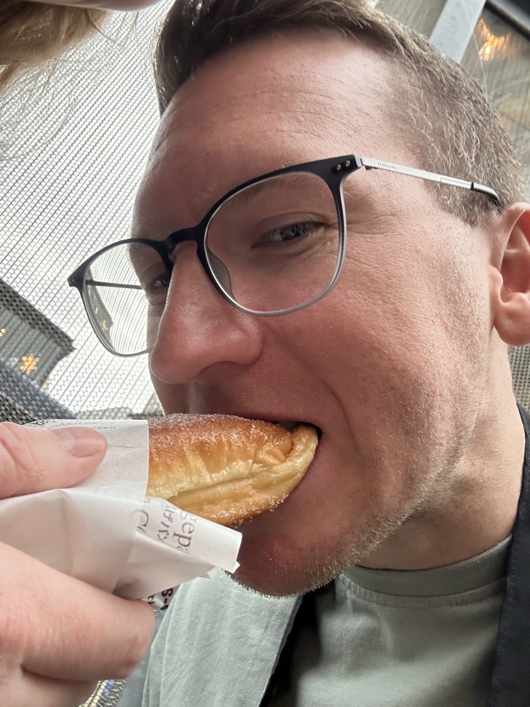 Gerrit beim Agepan essen