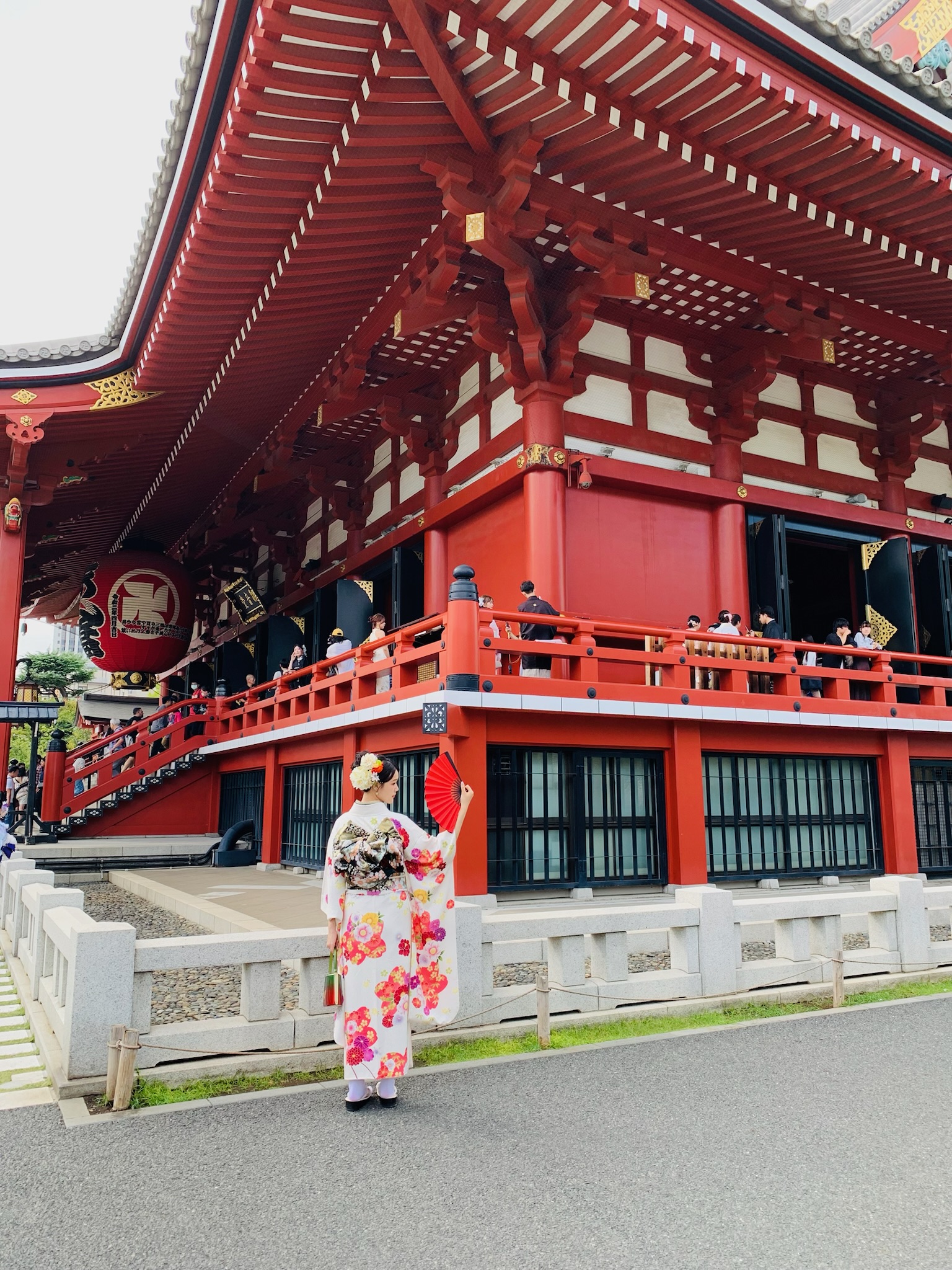 Frau in Yukata vor dem Sensō-ji Tempel