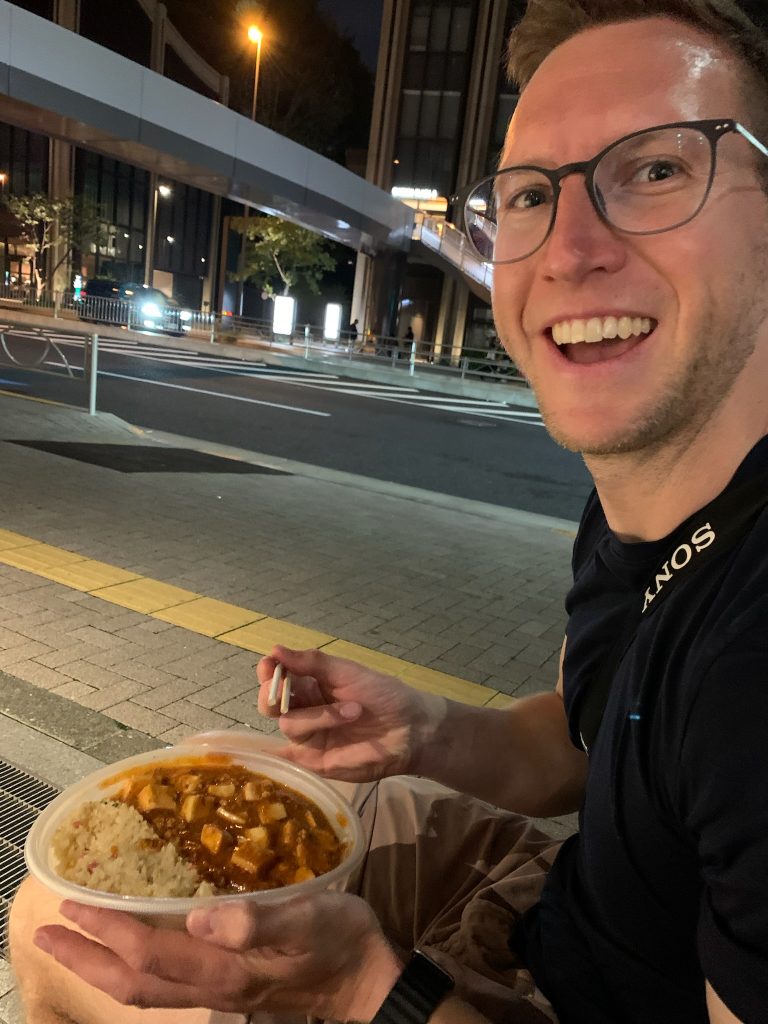 Ich beim Essen aus einem Konbini Store