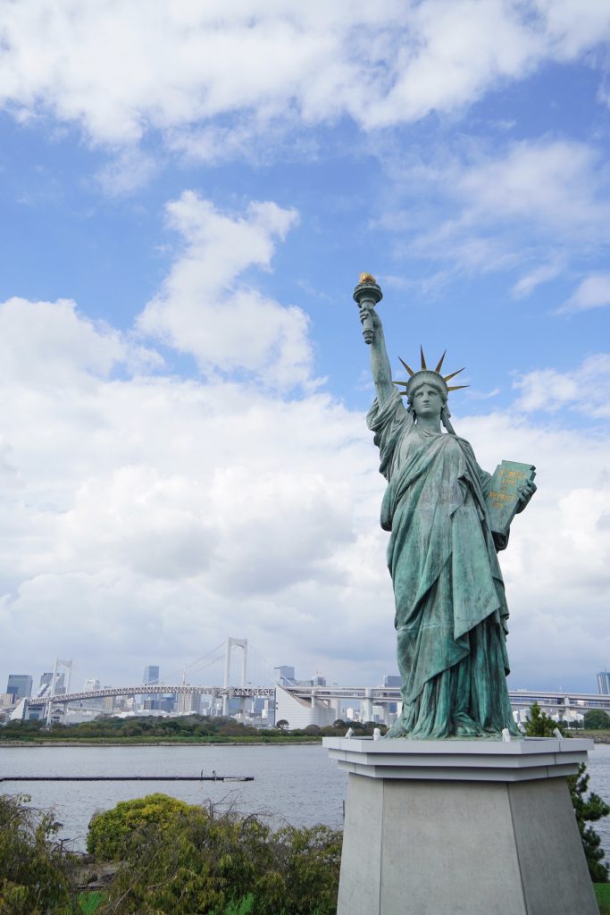 Rainbow Bridge mit Freiheitsstatue auf Odaiba Insel