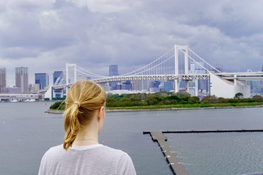 Alina mit Blick auf die Rainbow Bridge in Tokio