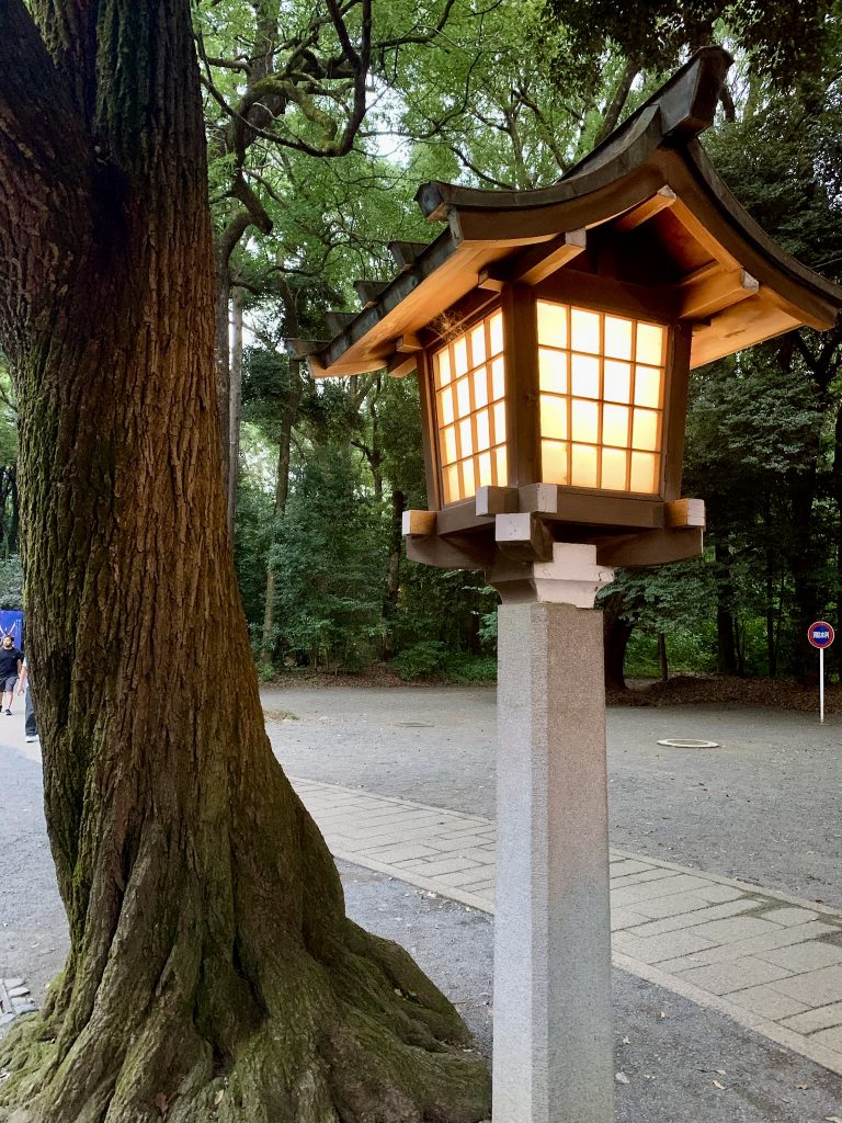 Pfad zum Meiji-Schrein in Tokio