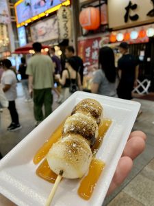 Süße Reis-Dumplings mit Karamellsauce