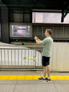 Ich beim Fotografieren eines Shinkansen