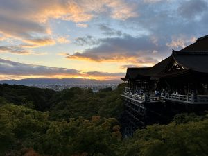 Sonnenuntergang am Kiyomizu-dera, einen der bekanntesten Tempel Kyotos