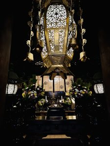 Stimmungsvolle Tempelatmosphäre im Kiyomizu-dera – mit kunstvoller Laterne, Altar und viel traditionellem Kyoto-Flair