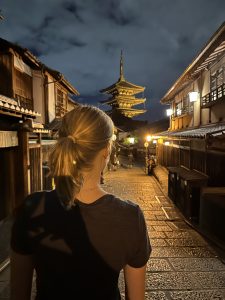Alina bei der Yasaka-Pagode im Higashiyama-Viertel