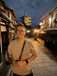 Gerrit bei der Yasaka-Pagode im Higashiyama-Viertel bei Nacht