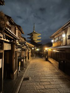 Yasaka-Pagode im Higashiyama-Viertel bei Nacht