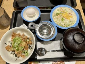 Typisches Donburi-Set in Kyoto: Reisschale mit Fleisch, Ei, Salat und Miso-Suppe