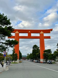 Das große Torii des Heian-jingū-Schreins in Kyoto