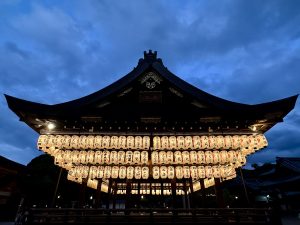 Die beleuchtete Laternenhalle des Yasaka-jinja in Gion, Kyoto