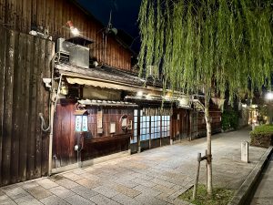 Abendstimmung in Gion Shirakawa – historische Holzhäuser und Weiden in Kyoto