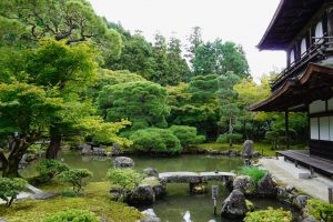 Ginkaku-ji – der Silberne Pavillon in Kyoto, umgeben von einem wunderschönen japanischen Garten