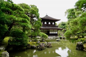 Ginkaku-ji – der Silberne Pavillon in Kyoto, umgeben von einem wunderschönen japanischen Garten