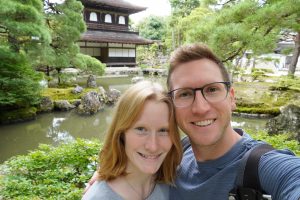 Alina und ich im Ginkaku-ji – der Silberne Pavillon in Kyoto, umgeben von einem wunderschönen japanischen Garten