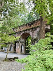 Der Suirokaku-Aquädukt beim Nanzen-ji in Kyoto – ein spannender Kontrast aus Backsteinarchitektur und Tempelgarten