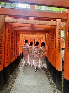 Unterwegs durch die berühmten Torii-Tunnel des Fushimi Inari-Taisha in Kyoto