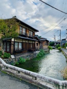 Gion Shirakawa in Kyoto – traditionelle Holzhäuser am kleinen Kanal