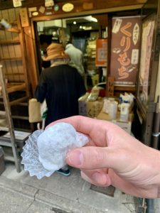 Kurimochi in Kyoto – ein weicher Mochi mit Kastanienfüllung als kleiner Snack zwischendurch