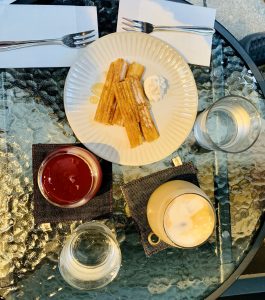 Café-Pause in Kyoto mit süßen Churros, Getränken und einer kurzen Auszeit vom Sightseeing